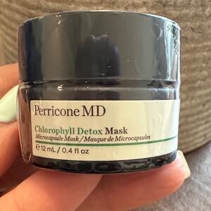 Perricone MD Chlorophyll Detox Mask - Black and White